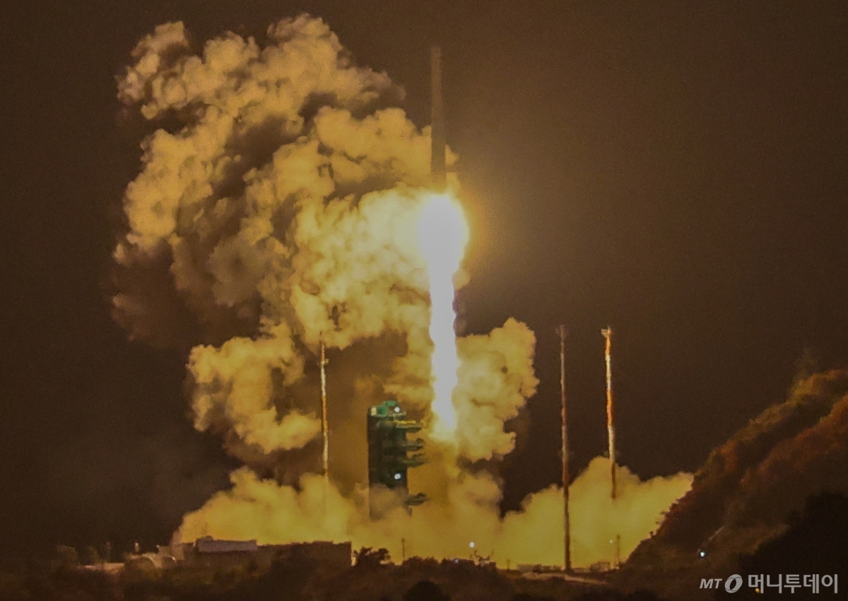 한국형 발사체 누리호(KSLV-Ⅱ)가 지난해 11월 27일 새벽 전남 고흥군 나로우주센터에서 4차 발사를 맞아 우주로 날아오르고 있다. /사진=뉴스1