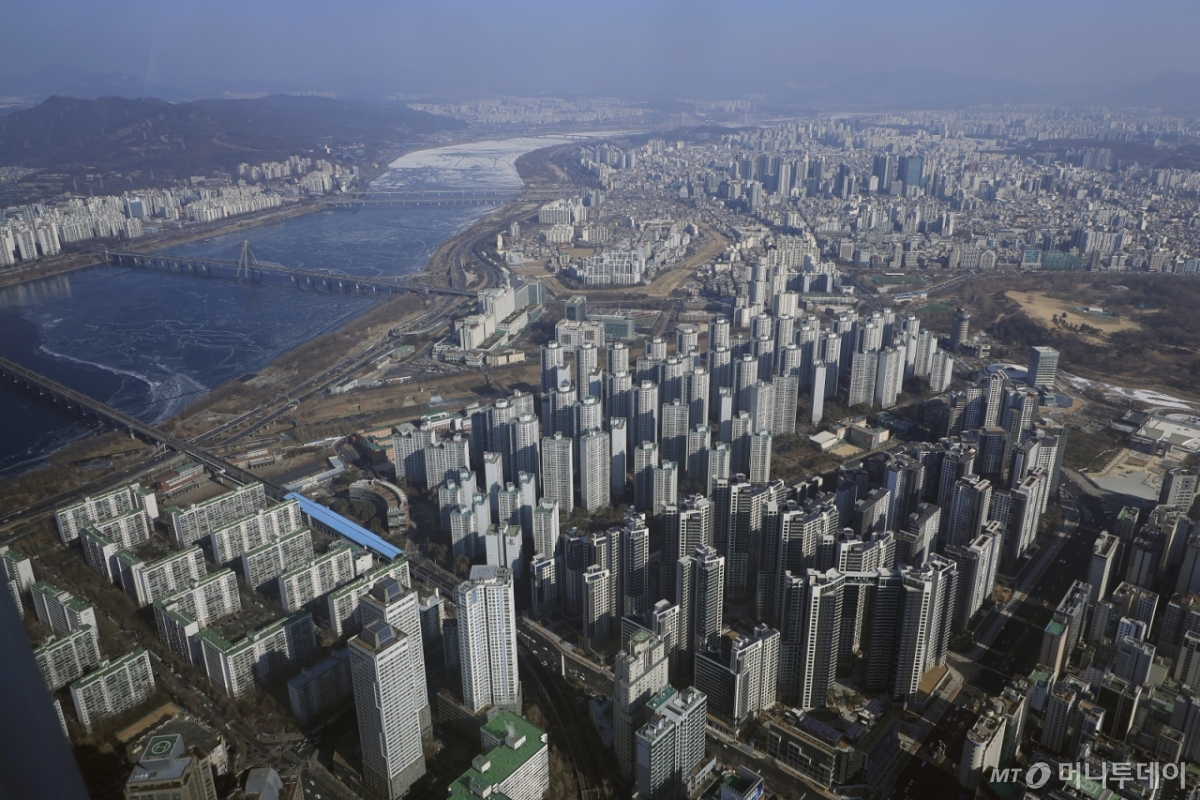 (서울=뉴스1) 박정호 기자 = 이재명 대통령이 "부동산 정상화는 5000피(코스피 5000), 계곡 정비보다 훨씬 쉽고 더 중요한 일"이라며 "이번이 마지막 기회였음을 곧 알게 될 것"이라고 밝힌 다음 날인 1일 서울시 송파구 올림픽로 롯데 월드 타워 서울스카이 전망대에서 아파트 등 주택 단지가 보이고 있다.   이  대통령은 "부동산 불패 신화를 깨고 집값을 안정시키는 일이 얼마나 어렵겠나만 계곡 정비나 주가 5000 달성보다야 더 어렵겠느냐"면서 "집값 안정은 무슨 수를 써서라도 반드시 성공시킬 것"이라고 강조했다. 2026.2.1/뉴스1  Copyright © 뉴스1. All rights reserved. 무단 전재 및 재배포,  AI학습 이용 금지. /사진=(서울=뉴스1) 박정호 기자