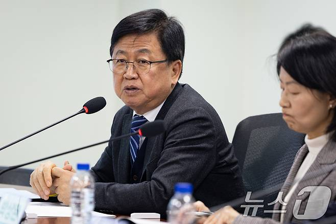 최교진 교육부 장관이 2일 서울 여의도 국회 의원회관에서 열린 2026년 제1회 교육정책포럼 '초광역 행정체제 전환 속 교육분권·자치의 방향과 대안'에서 축사를 하고 있다./사진=뉴스1