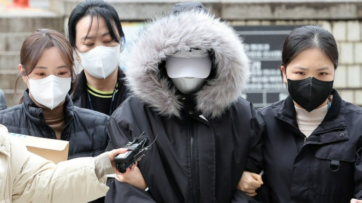 서울 강남구 논현동 도로에서 음주운전 사고를 내 50대 운전기사를 숨지게 한 DJ 예송(가운데)이 2024년 2월 서울중앙지법에서 열린 구속 전 피의자 심문(영장실질심사)에 출석하는 모습. /사진=뉴스1