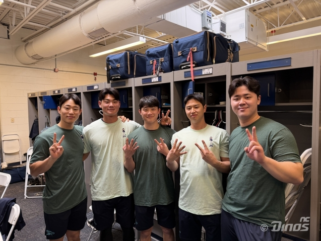 NC 선수들이 미국 애리조나 스프링캠프에서 데이비슨이 선물한 캐릭터 티셔츠를 입고 포즈를 취하고 있다. /사진=NC 다이노스 제공