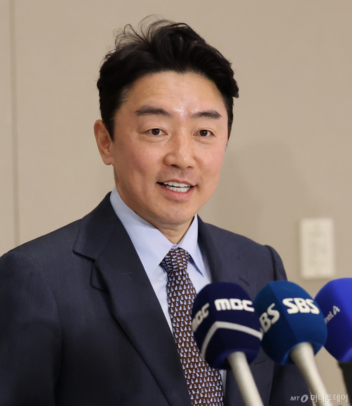 (인천공항=뉴스1) 오대일 기자 = 전략경제협력 대통령 특사 자격으로 캐나다·노르웨이를 방문하고 돌아온 강훈식 대통령비서실장이 31일 오후 인천국제공항을 통해 귀국해 브리핑을 하고 있다. 강 실장은 노르웨이 정부와 1조 3천억 규모의 한국산 다연장 로켓 '천무' 수출 계약이 최종 체결됐다고 밝혔다. 2026.1.31/뉴스1 Copyright © 뉴스1. All rights reserved. 무단 전재 및 재배포, AI학습 이용 금지. /사진=(인천공항=뉴스1) 오대일 기자