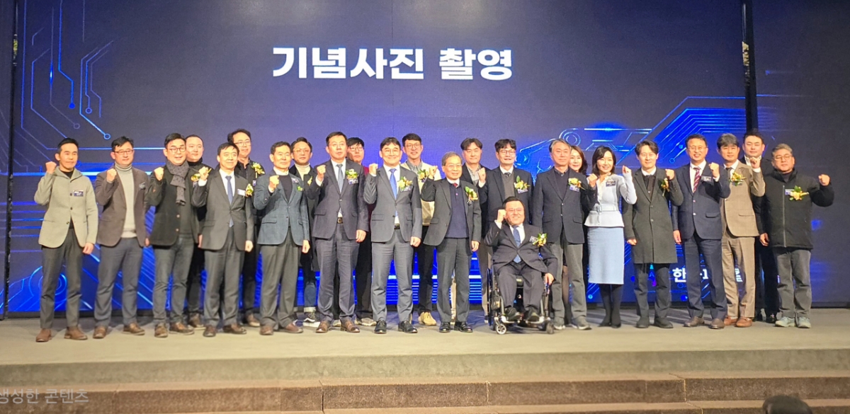 2일 서울 여의도 중소기업중앙회 KBIZ홀에서 열린 '2026년 한국피지컬AI협회 신년하례회'에서 주요 내빈과 관계자들이 기념촬영하고 있다./사진=김상희 기자