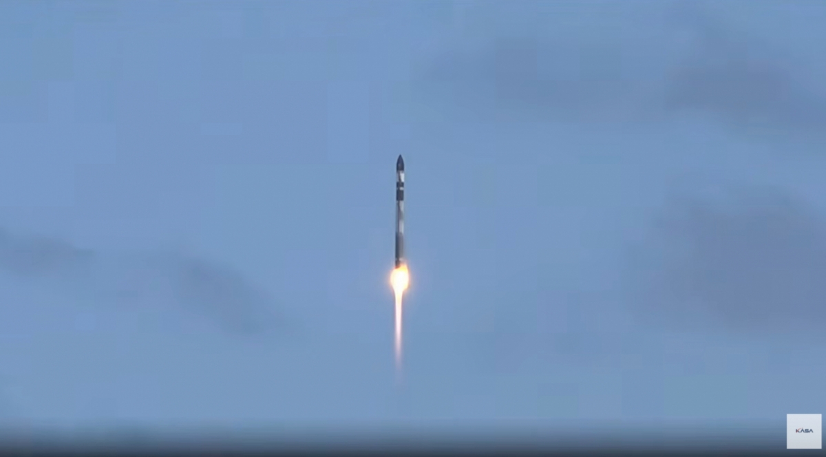 초소형 군집위성 검증기’를 탑재한 미국 로켓랩의 일렉트론(Electron) 발사체 발사 모습./사진=우주청 유튜브 캡처