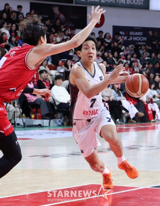 골밑 돌파하는 허훈(오른쪽). /사진=김진경 대기자