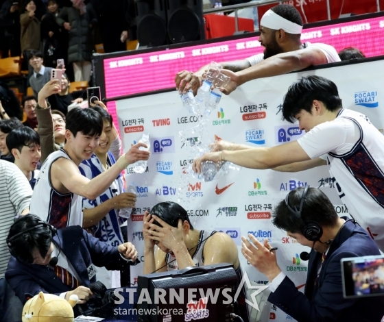 허웅이 2일 오후 7시 잠실학생실내체육관에서 열린 2024~2025 LG전자 프로농구 정규리그 5라운드 경기에서 개인 통산 최다 득점에 성공한 뒤 부산KCC 동료들의 물세례를 받고 있다. /사진=강영조 선임기자