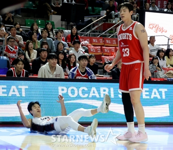 허웅(왼쪽)이 2일 오후 7시 잠실학생실내체육관에서 열린 2024~2025 LG전자 프로농구 정규리그 5라운드 경기 중 3점슛으로 50득점째를 기록하고 있다. /사진=강영조 선임기자