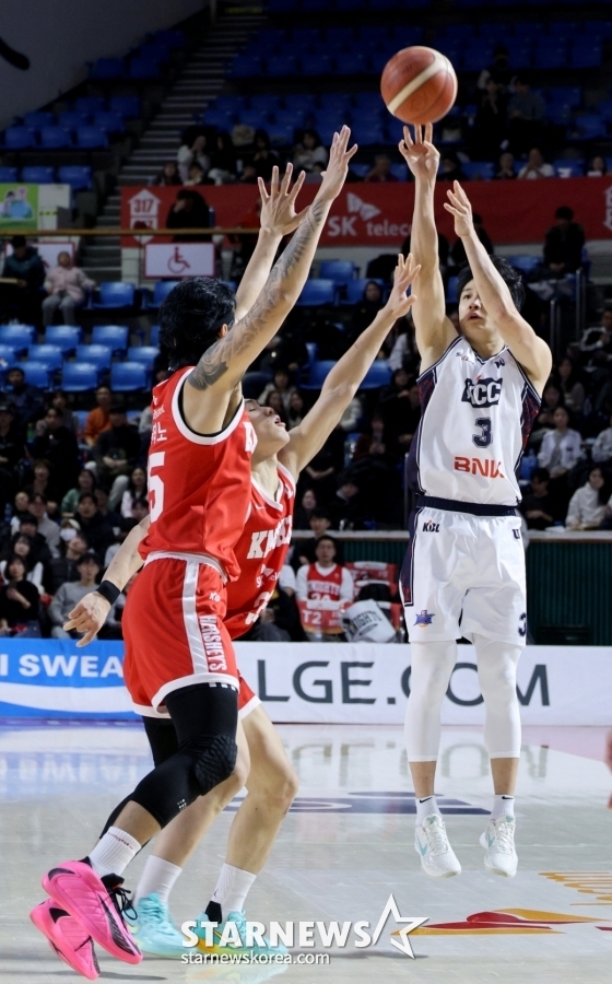 허웅(오른쪽)이 2일 오후 7시 잠실학생실내체육관에서 열린 2024~2025 LG전자 프로농구 정규리그 5라운드 경기 중 3점슛을 시도하고 있다. /사진=강영조 선임기자