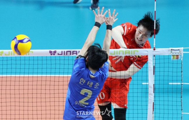 2025-2026 V-리그 남자부 우리카드 대 한국전력 경기가 2일 서울 장충체육관에서 열렸다. 한국전력 김정호(오른쪽)가 우리카드 한태준의 블로킹 위로 강스파이크를 날리고 있다. /사진=김진경 대기자
