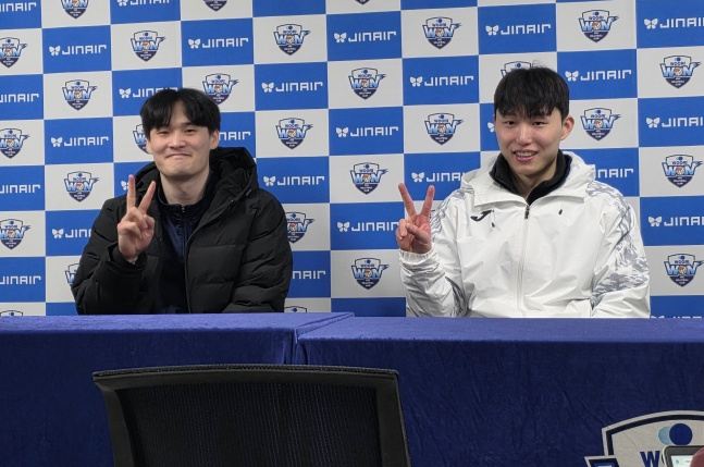 한국전력 김정호(왼쪽)와 장지원이 2일 서울 장충체육관에서 열린 2025~2026 V리그 남자부 5라운드 방문경기에서 우리카드를 이기고 미소짓고 있다. /사진=김동윤 기자