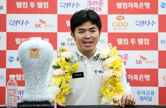 Q.응우옌이 우승 후 기자회견에서 소감을 밝히고 있다. /사진=PBA 투어 제공