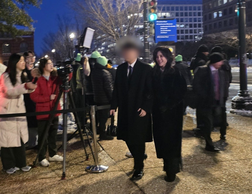 이부진 호텔신라 사장과 아들 임모군과 함께 미국 워싱턴DC 스미스소니언 국립아시아미술관에서 지난달 28일(현지시간) 열린 ‘이건희 컬렉션’ 특별전 갈라 행사장에 입장하고 있다. /사진=뉴스1 