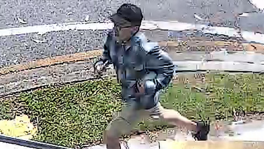 2024년 호주에서 생후 9개월 아기에게 뜨거운 커피를 끼얹고 달아난 중국인 남성(사진)을 검거하기 위해 중국 당국이 호주 수사당국과 공조에 나섰다. /사진=호주 퀸즐랜드주 경찰