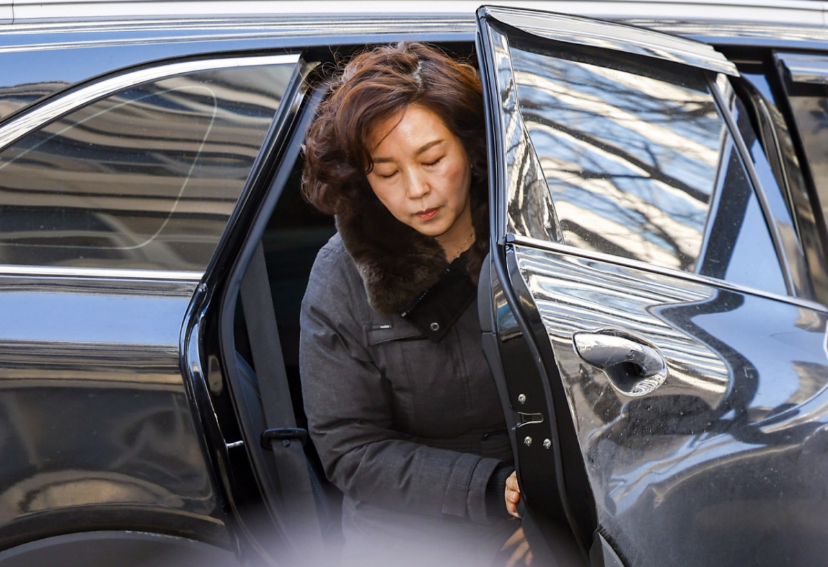 공천 헌금 의혹을 받는 김경 전 서울시의원이 29일 서울 마포구 공공범죄수사대에서 경찰 조사를 받기위해 출석하고 있다./사진=뉴시스.