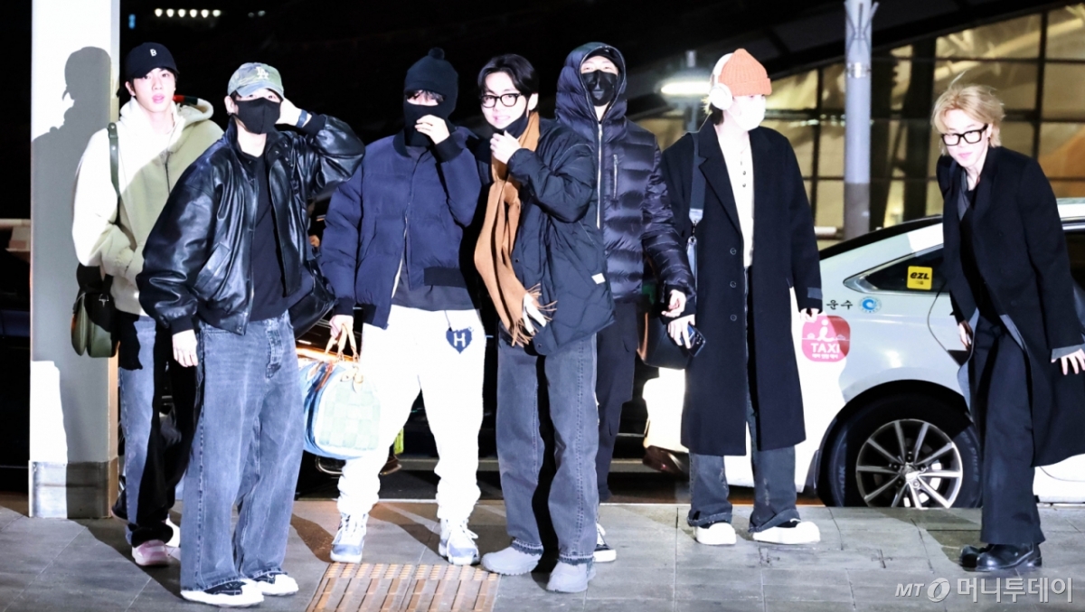 그룹 방탄소년단(BTS) 진, 정국, 제이홉, 뷔, RM, 슈가, 지민이 해외 일정 차 2일 오후 인천국제공항을 통해 출국하고 있다. 2026.02.02 /사진=임성균 tjdrbs23@