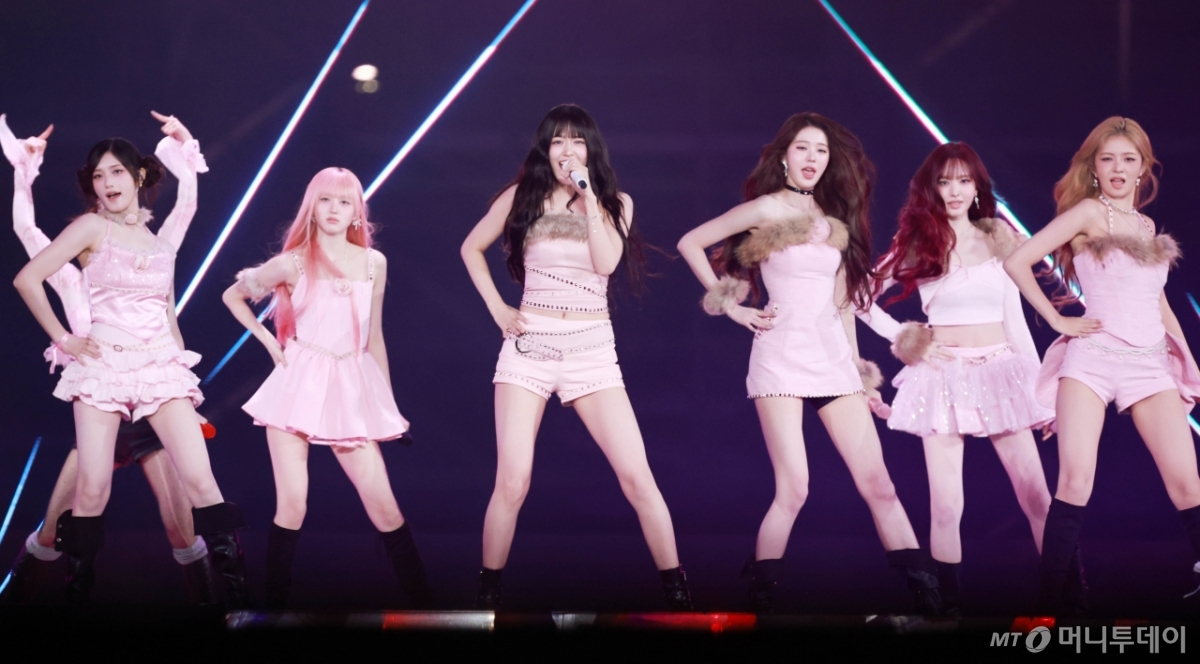 그룹 아이브(IIVE) 리즈, 레이, 안유진, 장원영, 가을, 이서가 6일 가오슝 내셔널 스타디움에서 진행된 스타뉴스 주최 '10주년 아시아 아티스트 어워즈 2025(10th Anniversary Asia Artist Awards 2025, '10주년 AAA 2025')에서 멋진 무대를 선고이고 있다. 12월 6일~7일 양일에 걸쳐 가오슝 내셔널 스타디움에서 펼쳐지는 '10주년 아시아 아티스트 어워즈 2025(10th Anniversary Asia Artist Awards 2025, '10주년 AAA 2025')'와 페스타 'ACON 2025'는 MTN(머니투데이방송)과 위버스(Weverse)를 통해 각각 TV와 온라인 스트리밍으로 생중계 된다. /2025.12.06 /사진=임성균 tjdrbs23@