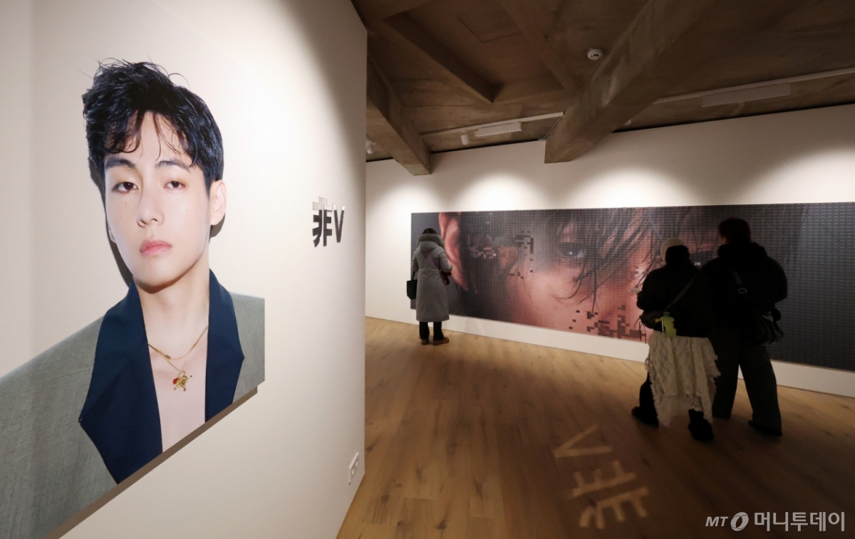 (서울=뉴스1) 김진환 기자 = 20일 오후 서울 중구 프리즈 하우스 서울에서 열린 BTS 뷔의 포토북 ‘타입 비(TYPE 非)’ 발간 기념 오프라인 전시 ‘뷔 타입 비 : 온-사이트 인 서울(V TYPE 非 : ON-SITE IN SEOUL)’을 찾은 관람객들이 전시물을 관람하고 있다. 한편 뷔가 속한 BTS는?3월 20일 다섯 번째 정규 앨범 ‘아리랑(ARIRANG)’을 발매한다. 2026.1.20/뉴스1 Copyright © 뉴스1. All rights reserved. 무단 전재 및 재배포, AI학습 이용 금지. /사진=(서울=뉴스1) 김진환 기자