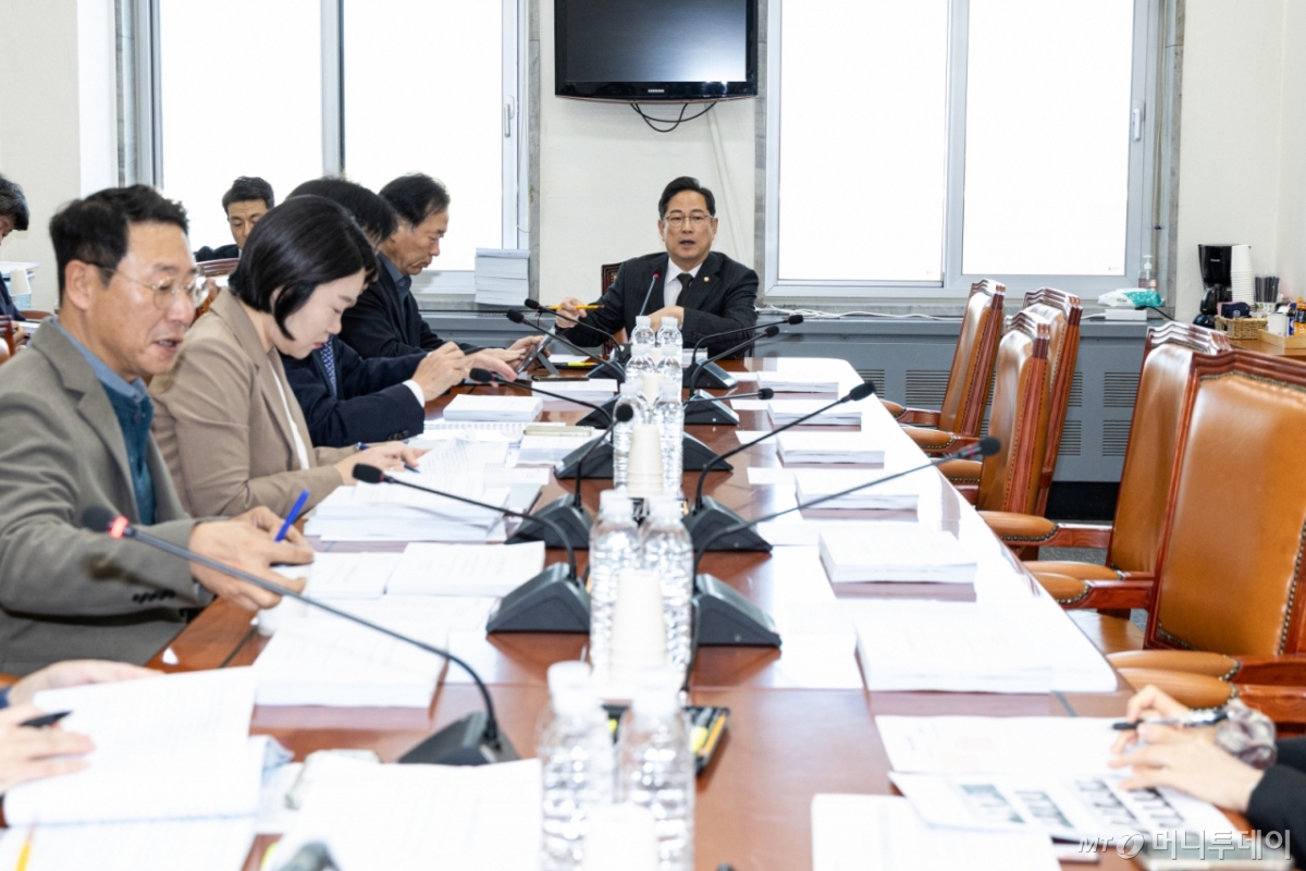 (서울=뉴스1) 이승배 기자 = 18일 서울 여의도 국회에서 열린 제429회국회(정기회) 기획재정위원회 제3차 조세소위원회에서 박수영 위원장이 회의를 주재하고 있다. 2025.11.18/뉴스1  Copyright © 뉴스1. All rights reserved. 무단 전재 및 재배포,  AI학습 이용 금지. /사진=(서울=뉴스1) 이승배 기자