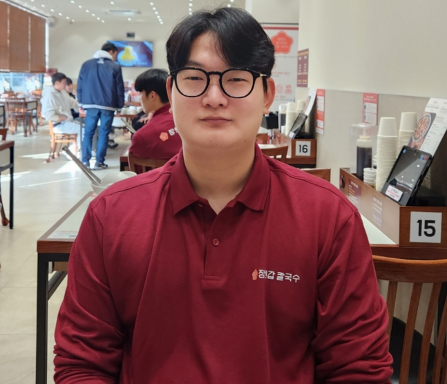 김서현이 지난달 대전 한 음식점에서 팬 초청 행사를 앞두고 스타뉴스와 인터뷰를 하고 있다. /사진=안호근 기자