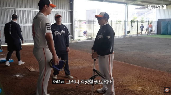 양상문 투수 코치(오른쪽)가 불펜 피칭을 마친 김서현을 독려하고 있다. /사진=한화 이글스 유튜브 Eagles TV 영상 갈무리