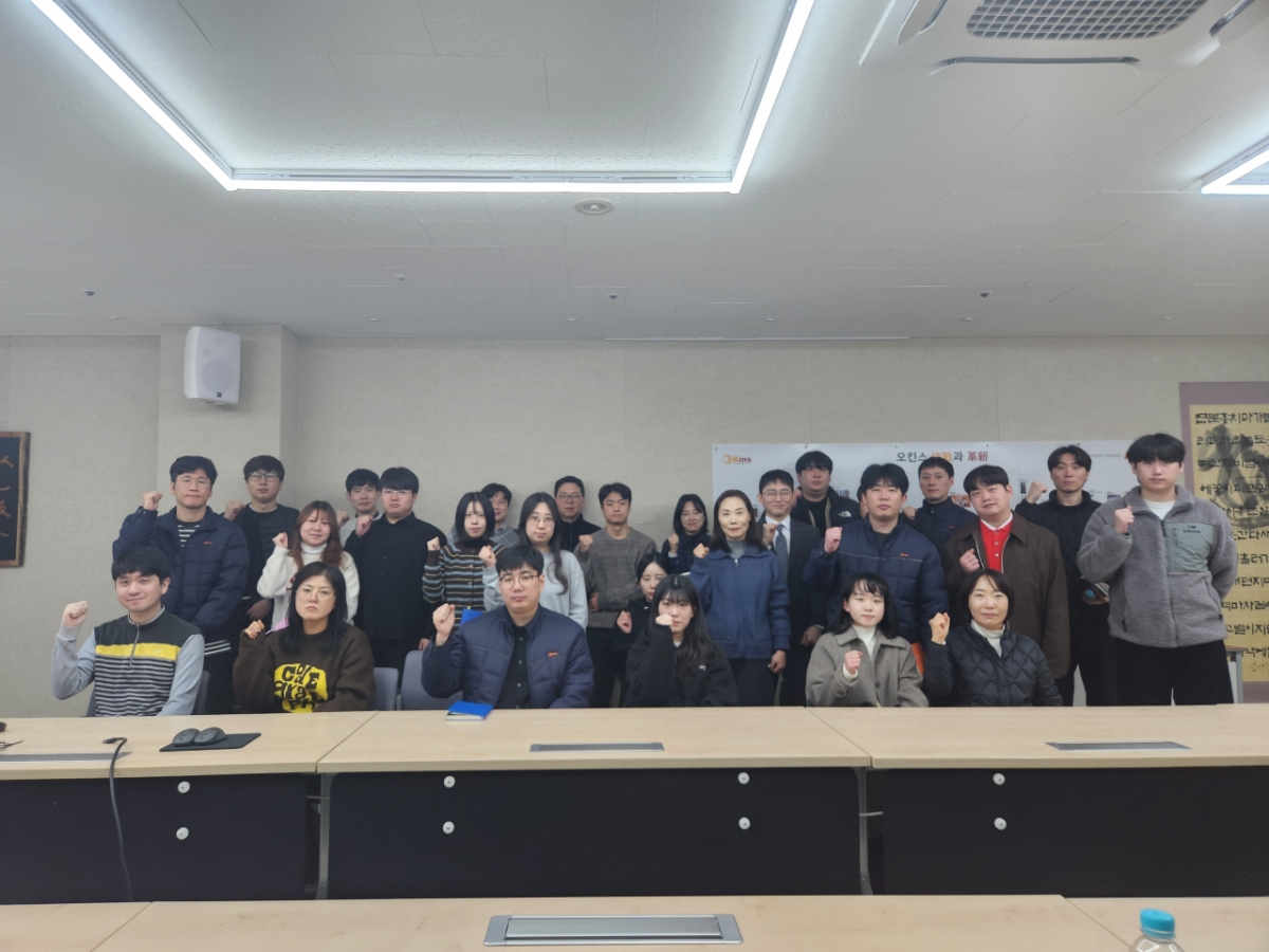 오킨스전자 사내 트리즈 세미나 이후 직원들이 기념촬영을 하고 있다. /사진제공=오킨스전자