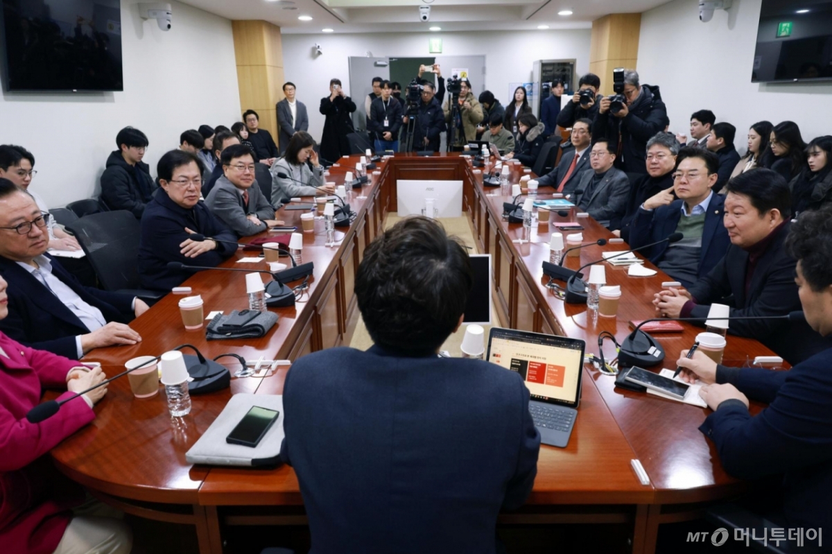 [서울=뉴시스] 고승민 기자 = 이준석 개혁신당 대표가 3일 서울 여의도 국회 의원회관에서 대안과 미래 주최로 열린 위기의 한국 보수에 대한 진단과 해법 토론회에서 강연하고 있다. 2026.02.03. kkssmm99@newsis.com /사진=고승민