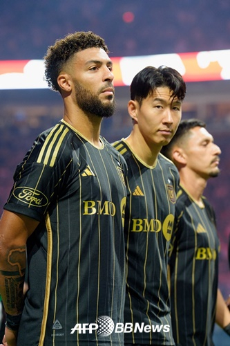 데니스 부앙가(왼쪽)과 손흥민(가운데)이 경기 킥오프를 기다리고 있다. /AFPBBNews=뉴스1