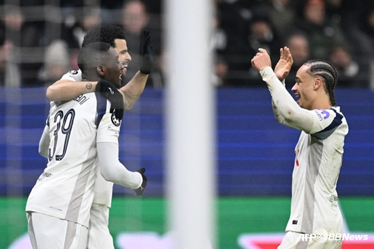 토트넘 선수들이  2일(한국시간) 영국 런던의 토트넘 홋스퍼 스타디움에서 열린 맨체스터 시티와의 '2025~2026시즌 잉글리시 프리미어리그(EPL)' 홈 경기에서 골을 넣고 기뻐하고 있다. /AFPBBNews=뉴스1