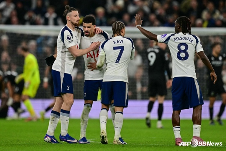 득점 후 서로를 독려하는 토트넘 선수들. /AFPBBNews=뉴스1