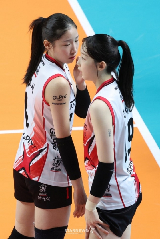 2025~2026시즌 V리그 인기를 쌍끌이하고 있는 정관장의 인쿠시(왼쪽)와 최서현. /사진=김진경 대기자