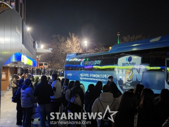 지난 2일 우리카드-한국전력의 경기가 끝난 서울 장충체육관 주차장 풍경. 현시점에서 팬들이 선수들을 가장 잘 알아갈 수 있는 장소는 출퇴근길이 전부다. /사진=김동윤 기자