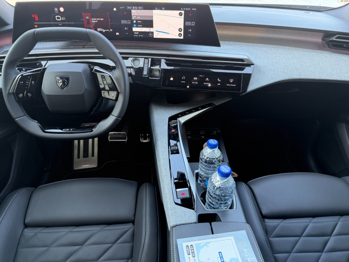 푸조 5008 내부 모습. D-컷 형태 컴팩트 스티어링 휠과 플로팅 디자인의 21인치 커브드 디스플레이가 눈에 띈다./사진= 임찬영 기자