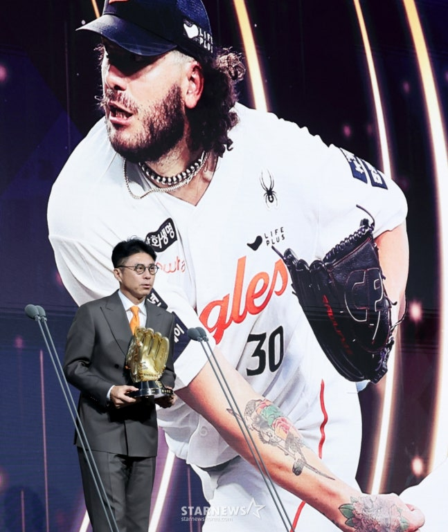 대리 수상자로 나선 손혁 단장의 모습. /사진=강영조 선임기자