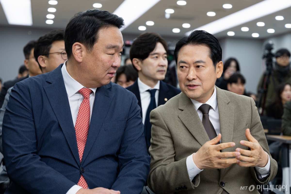 (서울=뉴스1) 유승관 기자 = 장동혁 국민의힘 대표와 정희용 사무총장이 31일 서울 여의도 중앙당사에서 열린 2025 사무처 당직자 종무식에서 대화하고 있다. 2025.12.31/뉴스1  Copyright © 뉴스1. All rights reserved. 무단 전재 및 재배포,  AI학습 이용 금지. /사진=(서울=뉴스1) 유승관 기자