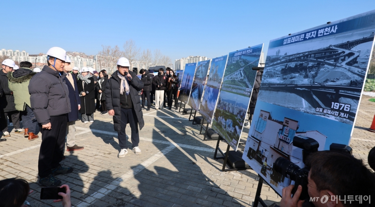 [서울=뉴시스] 권창회 기자 = 오세훈 서울시장이 3일 오전 서울 성동구 성수동 옛 삼표레미콘 부지를 방문해 현장설명을 듣고 있다.  2026.02.03. photo@newsis.com /사진=