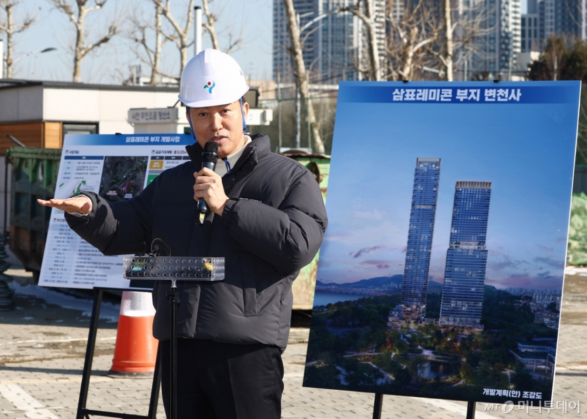 (서울=뉴스1) 김민지 기자 = 오세훈 서울시장이 3일 오전 서울 성동구 삼표레미콘 부지 사업 현장을 찾아 추진현황을 점검한 뒤 발언하고 있다.  한편 이날 서울시는 성수동1가 683번지 '서울숲 일대 지구단위계획구역 및 삼표레미콘 특별계획구역 세부개발계획'을 오는 5일 결정 고시한다고 밝혔다. 2026.2.3/뉴스1  Copyright © 뉴스1. All rights reserved. 무단 전재 및 재배포,  AI학습 이용 금지. /사진=(서울=뉴스1) 김민지 기자