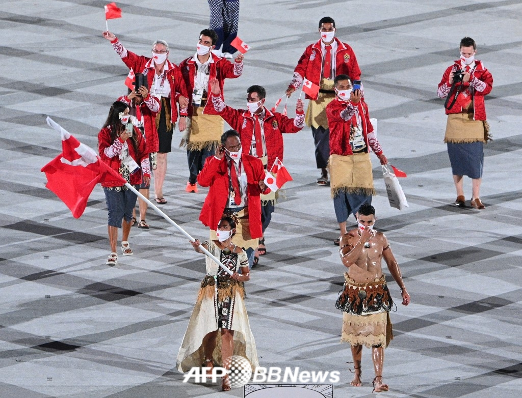 '통가 근육맨' 피타 타우파토푸아(아래 오른쪽)가 2020 도쿄 올림픽 개회식 당시 기수로 나선 모습. /AFPBBNews=뉴스1