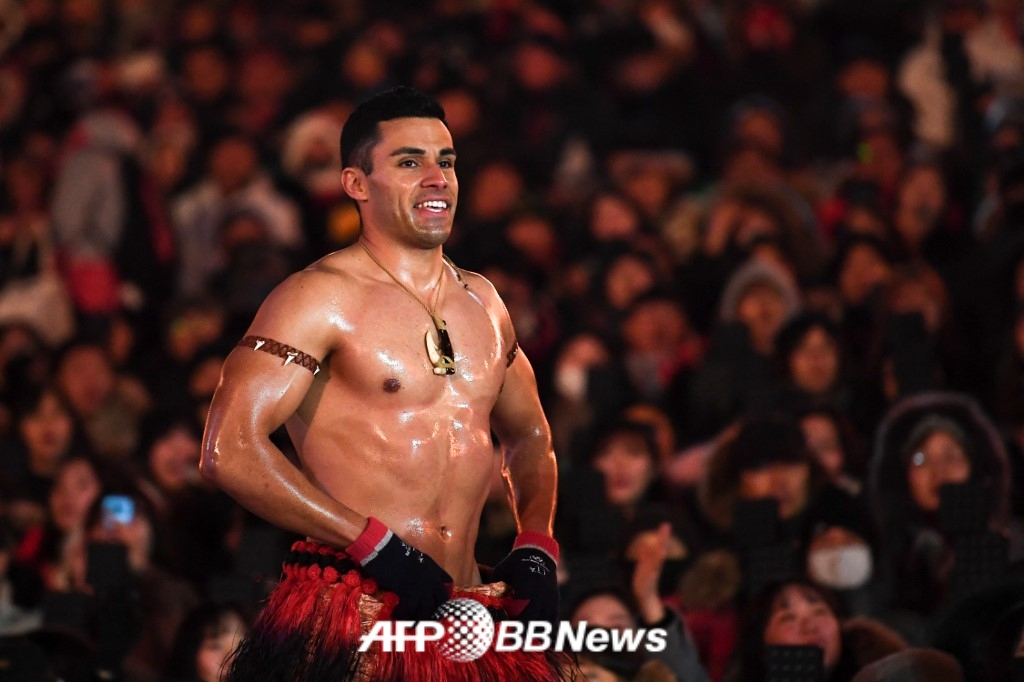 '통가 근육맨' 피타 타우파토푸아(오른쪽)가 2018 평창 올림픽 개회식 당시 기수로 나선 모습. /AFPBBNews=뉴스1