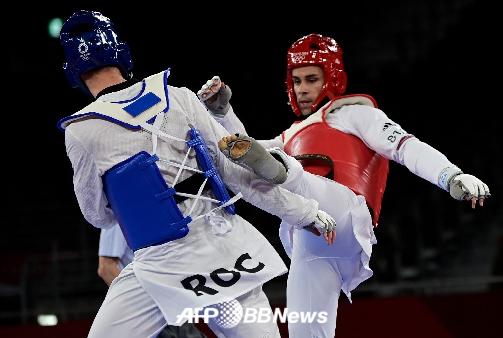 '통가 근육맨' 피타 타우파토푸아(오른쪽)가 2020 도쿄 올림픽 당시 태권도 선수로 출전, 경기에 임하는 모습. /AFPBBNews=뉴스1