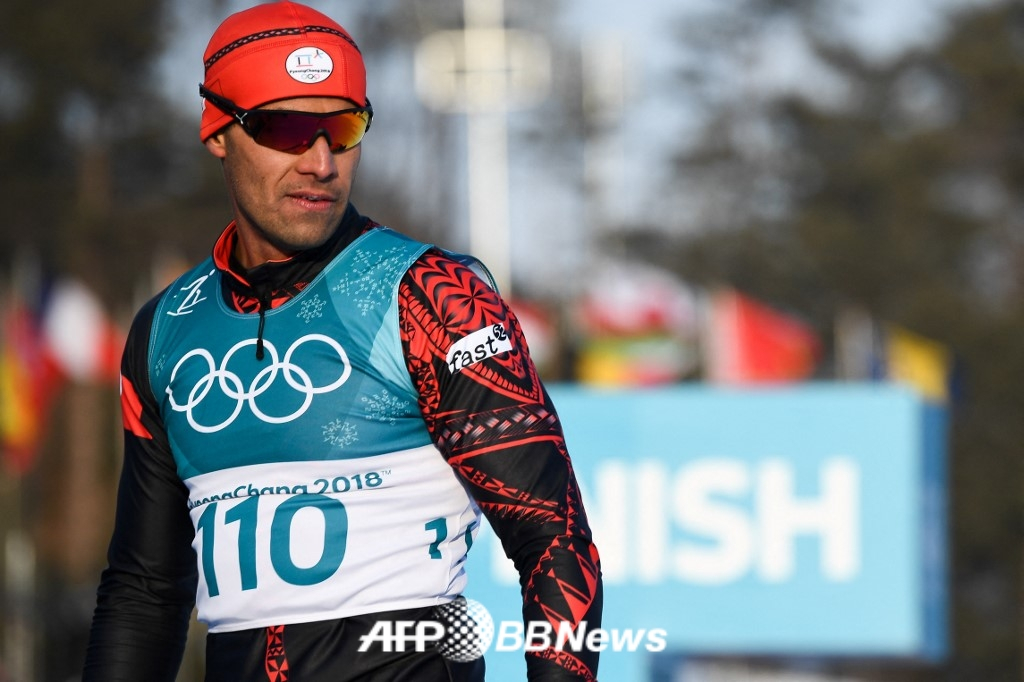 '통가 근육맨' 피타 타우파토푸아(오른쪽)가 2018 평창 올림픽 당시 크로스컨트리 스키 선수로 출전, 경기에 임하는 모습. /AFPBBNews=뉴스1