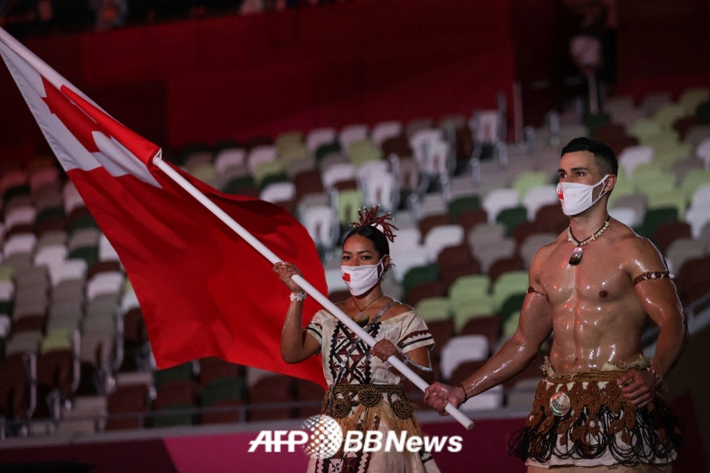 '통가 근육맨' 피타 타우파토푸아(오른쪽)가 2020 도쿄 올림픽 개회식 당시 기수로 나선 모습. /AFPBBNews=뉴스1