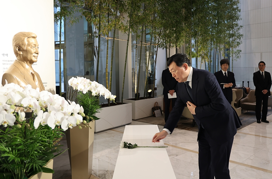 신격호 롯데 창업주 4주기에 참석해 헌화하는 신동빈 롯데 회장.