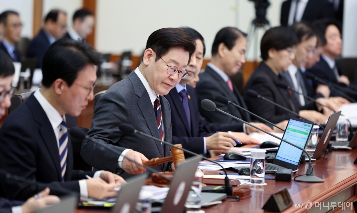 [서울=뉴시스] 고범준 기자 = 이재명 대통령이 3일 청와대에서 열린 국무회의에서 의사봉을 두드리며 개회 선언을 하고 있다. 2026.02.03. bjko@newsis.com /사진=