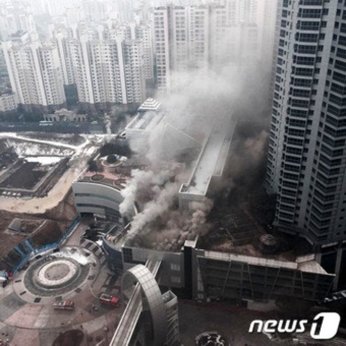 경기 화성시 반송동 동탄메타폴리스 내 뽀로로파크 철거 현장에서 불이 나 건물 저층부위에서 검회색 연기가 치솟고 있다.  /사진=뉴스1