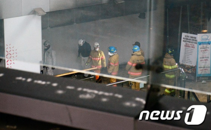 동탄메타폴리스 상가 화재 현장에서 경찰과 소방당국이 화재원인을 조사하고 있다.  /사진=뉴스1