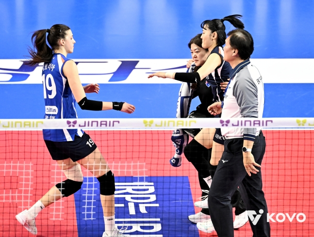 부상을 당한 임명옥(왼쪽에서 3번째)가 스태프의 도움을 받아 코트를 빠져나가고 있다. /사진=KOVO 제공