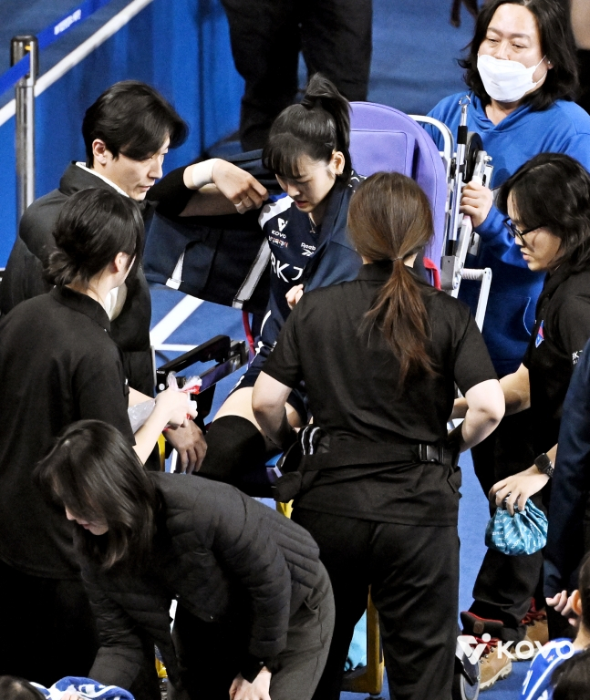 병원으로 이동하기 위해 들것에 몸을 싣고 있는 임명옥(가운데). /사진=KOVO 제공