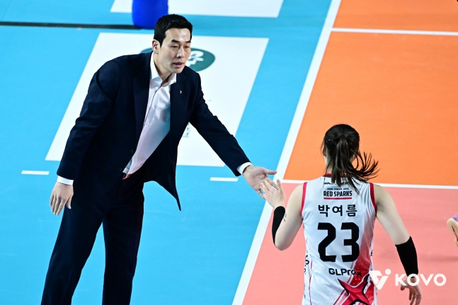 정관장 고희진 감독이 3일 김천실내체육관에서 열린 진에어 2025~2026 V리그 정규리그 5라운드 한국도로공사와 방문 경기에서 박여름을 격려하고 있다. /사진=한국배구연맹 제공