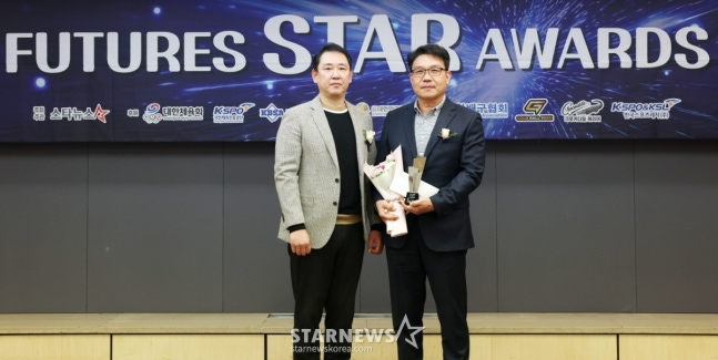 배구 부문 스타상 수상자 이지윤(중앙여고3·한국도로공사) 대리수상자인 아버지 이종현씨(오른쪽)가 24일 서울 중구 프레스센터에서 진행된 '2025 퓨처스 스타대상' 시상식에 참석해 수상한 뒤 최태웅 대한배구협회 유소년이사와 기념촬영을 하고 있다. /사진=김휘선 기자