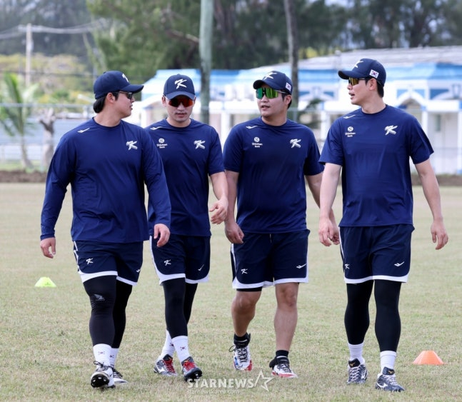 사이판 1차 캠프에서 훈련 도중 함께 이야기를 나누고 있는 노시환(왼쪽부터), 박해민, 문보경, 홍창기. /사진=강영조 선임기자